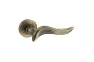 Old English Oxford Lever on Round Rose - Matt Antique Brass