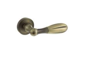 Old English Cambridge Lever on Round Rose - Matt Antique Brass